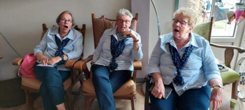 Ineke Ria Thera zingen-uit-volle-borst