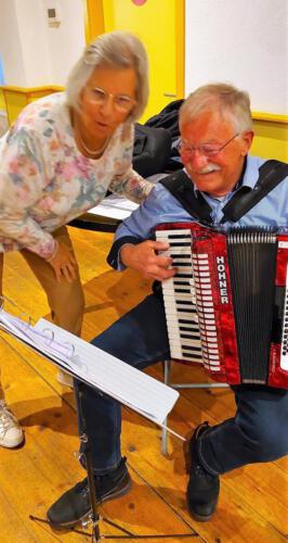 Repetitie 29apr2022-15_Henny en Jan hebben schik